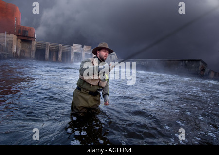 Mann in einem Sturm Angeln Stockfoto