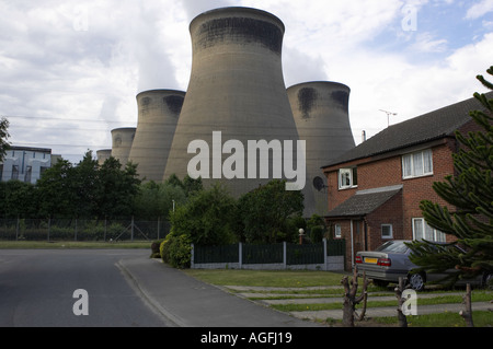 Ferrybridge 'C' Power Station - moderne Häuser in städtischen Wohnsiedlung durch hohe kühltürme - Knottingley, West Yorkshire, England, Großbritannien überschattet. Stockfoto