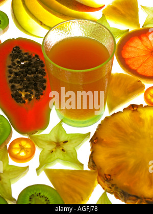 Geschnittenes Obst und Saft Stockfoto