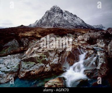 Erstaunliche Felsformationen gebildet durch den Fluss Coe mit Buchaille Etive droht im Hintergrund Glencoe-Schottland Stockfoto