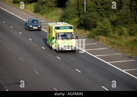 Krankenwagen auf M62 Stockfoto