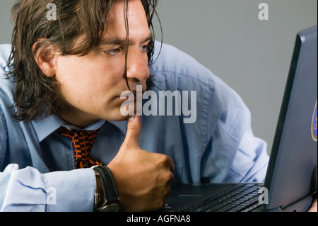 Junge Latino Geschäftsmann arbeiten auf Laptop-computer Stockfoto