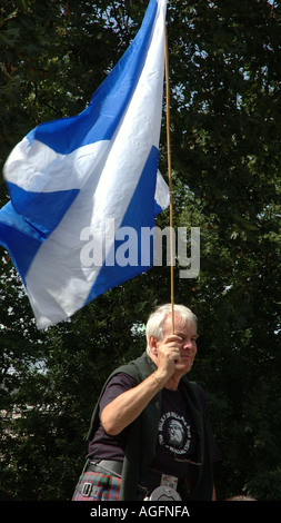 Schottische Flagge wird winkte den 700. Jahrestag der William Wallace Ausführung in Smithfields London Stockfoto