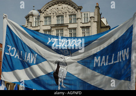 Schottische Flagge wird winkte den 700. Jahrestag der William Wallace Ausführung in Smithfields London Stockfoto