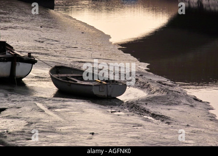 Boote am Ufer des Flusses Alde, Snape, Suffolk Stockfoto