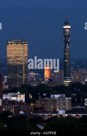 BT Tower in der Nacht vom Parlament-Hügel-Felder, Hampstead Heath, London, England Stockfoto