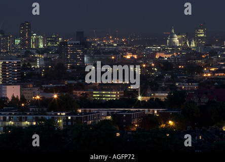 Londoner Stadtbild gesehen in der Nacht vom Parliament Hill. Hampstead Heath, London, England Stockfoto