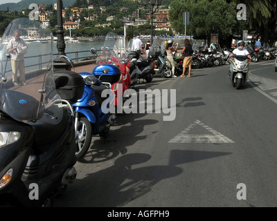 Motorräder und Roller in den Straßen von Rapallo Ligurien Italien Stockfoto