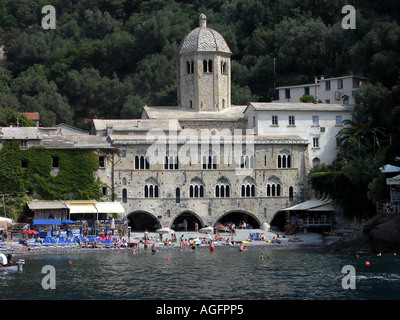 Strand von San Fruttuoso mit der Kirche im Hintergrund Ligurien Italien Stockfoto