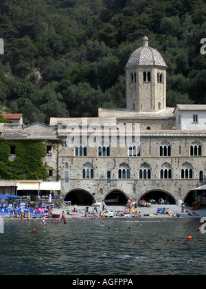 Strand von San Fruttuoso mit der Kirche im Hintergrund Ligurien Italien Stockfoto