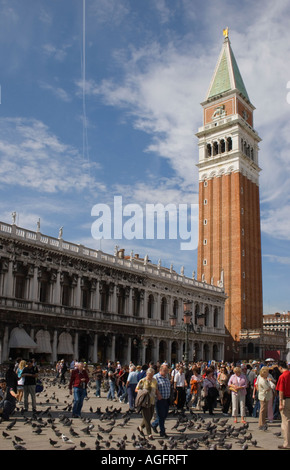 Massen von Touristen in Piazza San Marco, Venedig, Italien Stockfoto