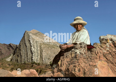 Bolivien, Toro Toro, Senior Frau von Stein sitzt Stockfoto