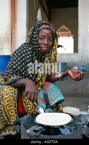 Lokale Frau herstellen und verkaufen Chapatis Chole Insel Mafia Insel Mafia liegt zwischen Sansibar und Tansania E Afrika in Mosambik Stockfoto