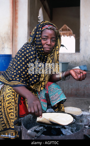 Lokale Frau herstellen und verkaufen Chapatis Chole Insel Mafia Insel Mafia liegt zwischen Sansibar und Tansania E Afrika in Mosambik Stockfoto