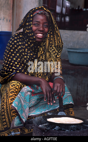 Lokale Frau herstellen und verkaufen Chapatis Chole Insel Mafia Insel Mafia liegt zwischen Sansibar und Tansania E Afrika in Mosambik Stockfoto