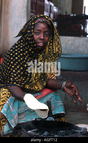 Lokale Frau herstellen und verkaufen Chapatis Chole Insel Mafia Insel Mafia liegt zwischen Sansibar und Tansania E Afrika in Mosambik Stockfoto