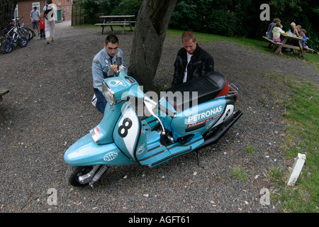 Lambretta bei Scooter Rally statt im Doppel sperrt Pub Exeter England spezielle mit Yamaha LC350 Motor ausgestattet Stockfoto