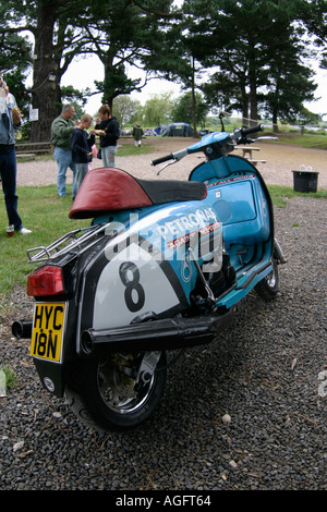 Lambretta bei Scooter Rally statt im Doppel sperrt Pub Exeter England spezielle mit Yamaha LC350 Motor ausgestattet Stockfoto