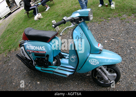 Lambretta bei Scooter Rally statt im Doppel sperrt Pub Exeter England spezielle mit Yamaha LC350 Motor ausgestattet Stockfoto