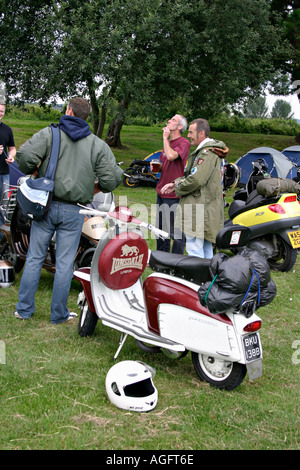 Lambretta Scooter Rallye statt im Doppel sperrt Pub Exeter England alten Vespa und Lambretta Roller restauriert und individuell Stockfoto