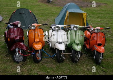 Lambrettas bei Scooter Rally statt im Doppel sperrt Pub Exeter England alten Vespa und Lambretta Roller sind restauriert und anpassen Stockfoto