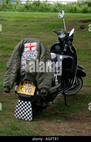 Vespa Roller Rallye statt im Doppel sperrt Pub Exeter England alten Vespa und Lambretta Roller sind restauriert und individuell durch Stockfoto