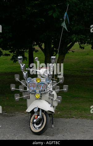 Vespa Roller Rallye statt im Doppel sperrt Pub Exeter England alten Vespa und Lambretta Roller sind restauriert und individuell durch Stockfoto