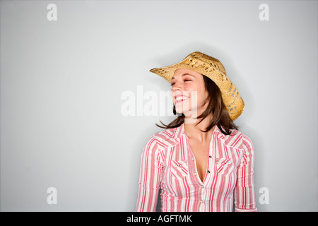 Kaukasische Mädchen tragen Cowboyhut lächelnd Stockfoto