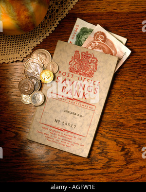 Die nationalen Ersparnisse Buch mit alten Währung aus dem Vereinigten Königreich Großbritannien Stockfoto