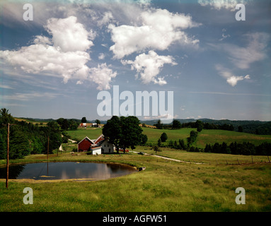 Ländlichen Vermont im Sommer mit Fairweather Wolken schweben über eine sylvan agrarischen Szene Stockfoto