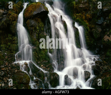 Wasserfall Kaskaden über einen felsigen Vorsprung in der Cascade Mountains of Oregon Stockfoto