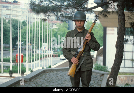 Soldat mit Stahlhelm und Pistole, Türkei, Istanbul Stockfoto