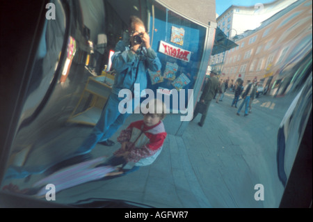 Fotograf mit Mädchen im Spiegel, verzerrt, Österreich, Linz Stockfoto