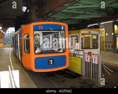 Zug Nr. 15 & 24 am Wuppertal-Monorail-Station Stockfoto