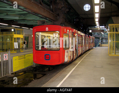 Zug Nr. 8 in Wuppertal-Monorail-Station Stockfoto