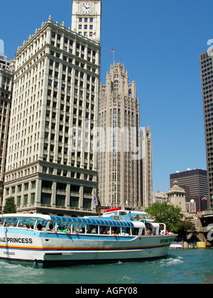 Chicago River mit Archirectural Ausflugsschiff und Wrigley Buiulding Stockfoto