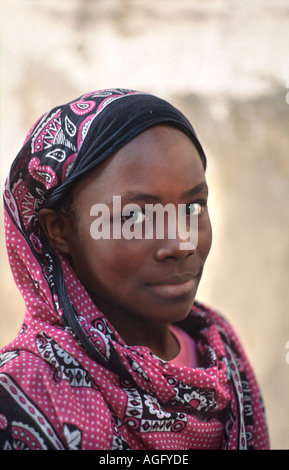 Porträt einer jungen Zanzibari Frau trägt eine bunte Kanga Stone Town Unguja Sansibar Tansania Stockfoto