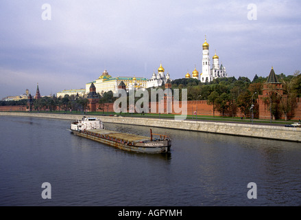 Ein Kohle-Lastkahn auf dem Moskau-Fluss vor dem Kreml am Roten Platz in Moskau Stockfoto