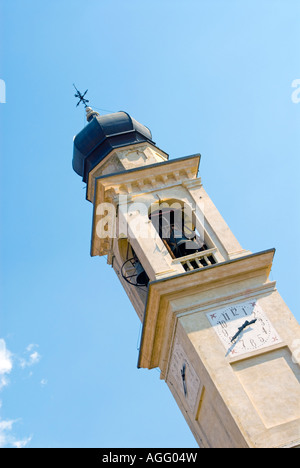 Der Turm der Kirche St. Peter und St. Paul in Torri del Benaco, Gardasee, Italien Stockfoto