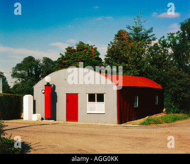 Eine alte alte alte Benzin Service Garage Tankstelle mit Benzin Pumpen Sie in einer ländlichen irischen Umgebung Stockfoto