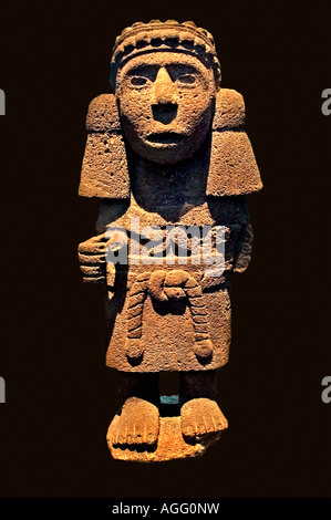 Aztekische vulkanische Steinskulptur Chalchiuhtlicue präkolumbische mesoamerikanische Göttin des Wassers, der Flüsse, der Meere, der Fruchtbarkeit, Postklassik 1300–1521 n. Chr. Stockfoto
