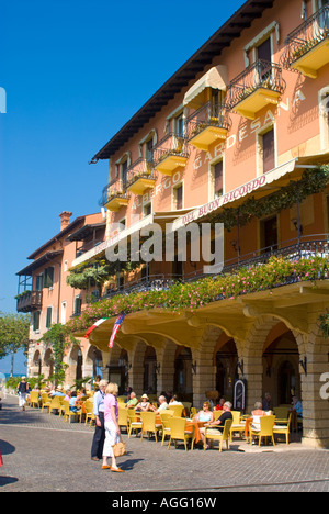 Café im Freien auf den Hafen von Torri del Benaco, Gardasee, Italien Stockfoto