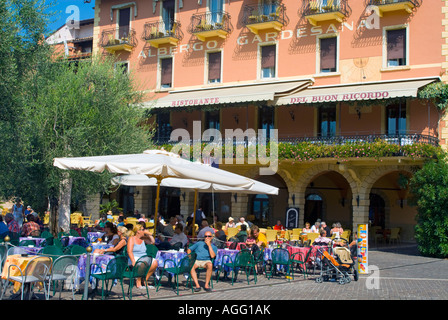 Café im Freien auf den Hafen von Torri del Benaco, Gardasee, Italien Stockfoto