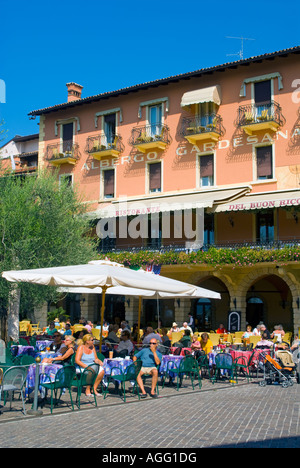 Café im Freien auf den Hafen von Torri del Benaco, Gardasee, Italien Stockfoto