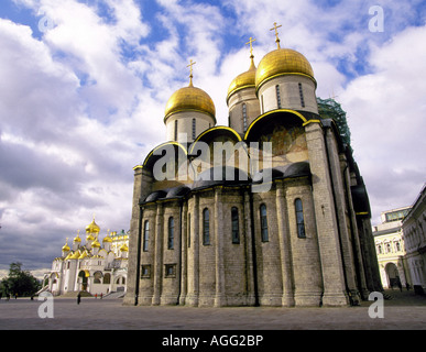 Die goldenen Kuppeln der eine russisch-orthodoxe Kirche im Kreml am Roten Platz in Moskau Stockfoto