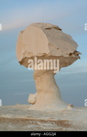 Kalkstein in Form einer Taste Pilz, Ägypten, Weiße Wüste NP, Sahara el Baida Stockfoto