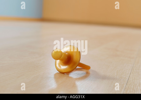 Klassische Dummy auf Holzboden im leeren Raum Stockfoto