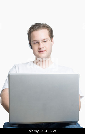 Nahaufnahme eines jungen Mannes mit einem laptop Stockfoto