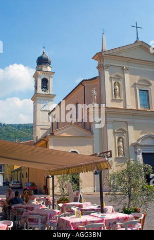 Die Kirche St. Peter und St. Paul in Torri del Benaco, Gardasee, Italien Stockfoto