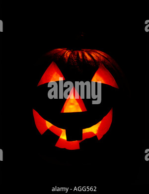 Jolly Jack O Lantern lächelt die Welt aus den Halloween Schatten Stockfoto